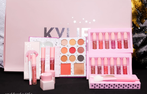 KYLIE JENNIER COMPLETE MAKE BOX